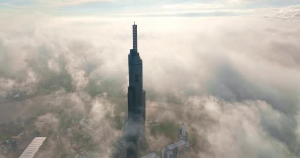 Flygfoto Över Toppen Den Högsta Skyskrapan Chi Minh City Dimmig — Stockvideo