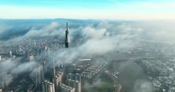 在雾蒙蒙的冬日 俯瞰胡志明市最高的摩天大楼顶部 越南胡志明市的城市景观 — 图库视频影像