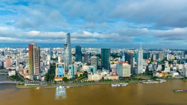 Ho Chi Minh şehri, Vietnam - 27 Eylül 2023: Ho Chi Minh şehrinin gelişim binaları, ulaşım ve enerji altyapısı ile hava görüntüsü. Vietnam 'daki finans ve iş merkezleri.