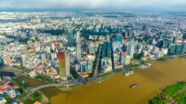 Ho Chi Minh şehri, Vietnam - 27 Eylül 2023: Ho Chi Minh şehrinin gelişim binaları, ulaşım ve enerji altyapısı ile hava görüntüsü. Vietnam 'daki finans ve iş merkezleri.