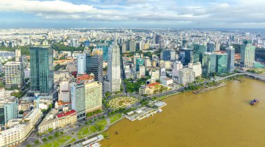 Ho Chi Minh şehri, Vietnam - 27 Eylül 2023: Ho Chi Minh şehrinin gelişim binaları, ulaşım ve enerji altyapısı ile hava görüntüsü. Vietnam 'daki finans ve iş merkezleri.