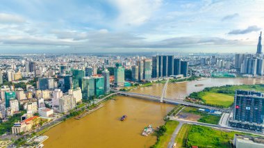 Ho Chi Minh şehri, Vietnam - 27 Eylül 2023: Ho Chi Minh şehrinin gelişim binaları, ulaşım ve enerji altyapısı ile hava görüntüsü. Vietnam 'daki finans ve iş merkezleri.