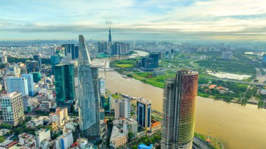 Ho Chi Minh şehri, Vietnam - 27 Eylül 2023: Ho Chi Minh şehrinin gelişim binaları, ulaşım ve enerji altyapısı ile hava görüntüsü. Vietnam 'daki finans ve iş merkezleri.