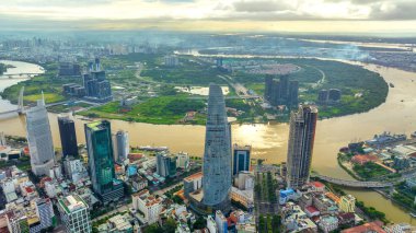 Ho Chi Minh şehri, Vietnam - 27 Eylül 2023: Ho Chi Minh şehrinin gelişim binaları, ulaşım ve enerji altyapısı ile hava görüntüsü. Vietnam 'daki finans ve iş merkezleri.