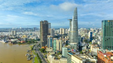 Ho Chi Minh şehri, Vietnam - 27 Eylül 2023: Ho Chi Minh şehrinin gelişim binaları, ulaşım ve enerji altyapısı ile hava görüntüsü. Vietnam 'daki finans ve iş merkezleri.
