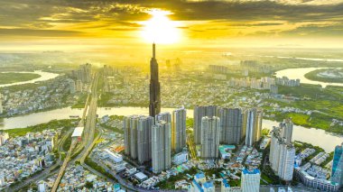 Ho Chi Minh 'in gökdelen kentsel gökdeleninin gökyüzü görüntüsü bir kış günü gökyüzü. Ho Chi Minh City, Vietnam 'daki Saigon nehri üzerindeki şehir manzarası