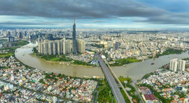 Ho Chi Minh 'in gökdelen kentsel gökdeleninin gökyüzü görüntüsü bir kış günü gökyüzü. Ho Chi Minh City, Vietnam 'daki Saigon nehri üzerindeki şehir manzarası