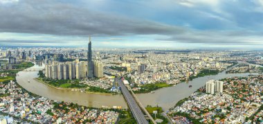 Ho Chi Minh 'in gökdelen kentsel gökdeleninin gökyüzü görüntüsü bir kış günü gökyüzü. Ho Chi Minh City, Vietnam 'daki Saigon nehri üzerindeki şehir manzarası