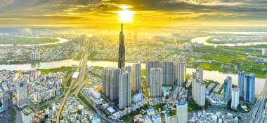 Ho Chi Minh 'in gökdelen kentsel gökdeleninin gökyüzü görüntüsü bir kış günü gökyüzü. Ho Chi Minh City, Vietnam 'daki Saigon nehri üzerindeki şehir manzarası