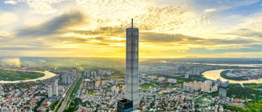 Ho Chi Minh 'in gökdelen kentsel gökdeleninin gökyüzü görüntüsü bir kış günü gökyüzü. Ho Chi Minh City, Vietnam 'daki Saigon nehri üzerindeki şehir manzarası