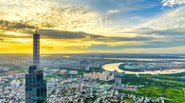 Ho Chi Minh 'in gökdelen kentsel gökdeleninin gökyüzü görüntüsü bir kış günü gökyüzü. Ho Chi Minh City, Vietnam 'daki Saigon nehri üzerindeki şehir manzarası