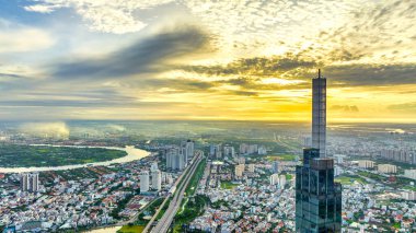 Ho Chi Minh 'in gökdelen kentsel gökdeleninin gökyüzü görüntüsü bir kış günü gökyüzü. Ho Chi Minh City, Vietnam 'daki Saigon nehri üzerindeki şehir manzarası