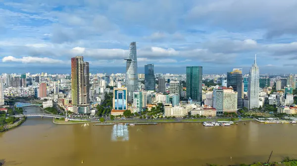 Ho Chi Minh şehri, Vietnam - 27 Eylül 2023: Ho Chi Minh şehrinin gelişim binaları, ulaşım ve enerji altyapısı ile hava görüntüsü. Vietnam 'daki finans ve iş merkezleri.
