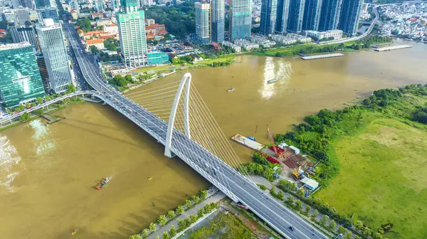 Ho Chi Minh şehri, Vietnam - 27 Eylül 2023: Ho Chi Minh City, Vietnam 'da Saigon Nehri üzerinden ticaret merkezine trafiği bağlayan kablo destekli Ba Son köprüsünün havadan görüntüsü