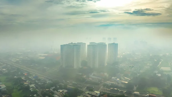 在越南南部 空中看到了烟雾弥漫的夜空下的西贡城市景观 城市发展结构 交通运输基础设施和绿色公园 — 图库照片