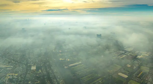 在越南南部 空中看到了烟雾弥漫的夜空下的西贡城市景观 城市发展结构 交通运输基础设施和绿色公园 — 图库照片