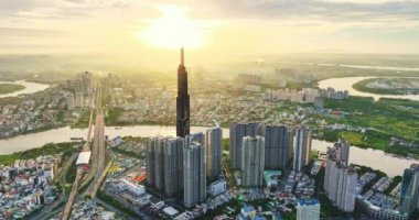 Ho Chi Minh 'in gökdelen kentsel gökdeleninin gökyüzü görüntüsü bir kış günü gökyüzü. Ho Chi Minh City, Vietnam 'daki Saigon nehri üzerindeki şehir manzarası