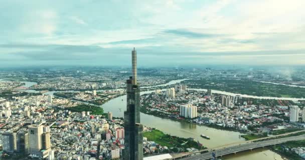 冬の日のホーチミン未来の高層都市スカイラインの空中ビュー ベトナム ホーチミン市のサイゴン川のシティスケープ — ストック動画