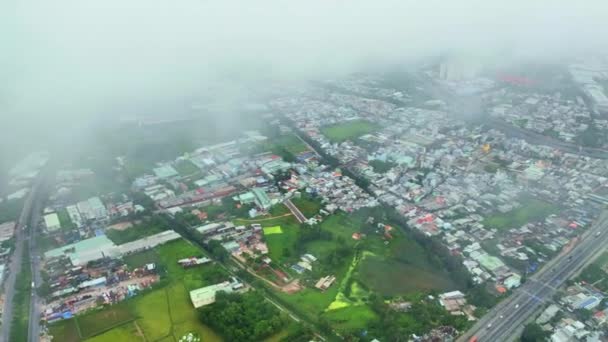 南ベトナムの霧の空と朝のサイゴンの街並みの空中ビュー 都市開発のテクスチャ 交通インフラと緑の公園 — ストック動画