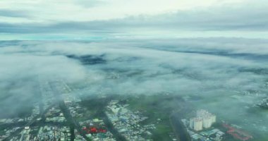 Güney Vietnam 'daki sisli gökyüzü ile Saigon şehir manzarası. Kentsel kalkınma dokusu, ulaşım altyapısı ve yeşil parklar