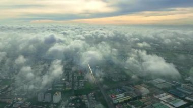 Güney Vietnam 'daki sisli gökyüzü ile Saigon şehir manzarasının hava görüntüsü. Kentsel kalkınma dokusu, ulaşım altyapısı ve yeşil parklar