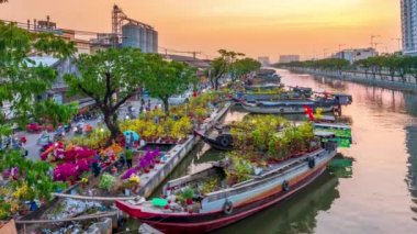 Ho Chi Minh Şehri, Vietnam - 31 Ocak 2022: Çiçek pazarından çiçek alma telaşı, yerel halk dekorasyon amaçlı çiçek satın alıyor Ho Chi Minh City, Vietnam 'daki Ay Yeni Yılı' ndaki ev.