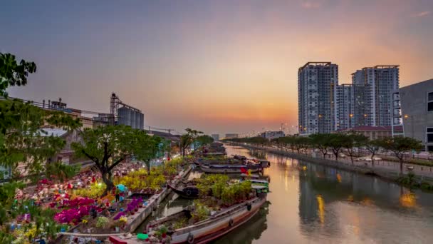 越南胡志明市 2022年1月31日 在越南胡志明市的花市 当地居民为了装饰而在农历新年期间购买鲜花 时光流逝 — 图库视频影像