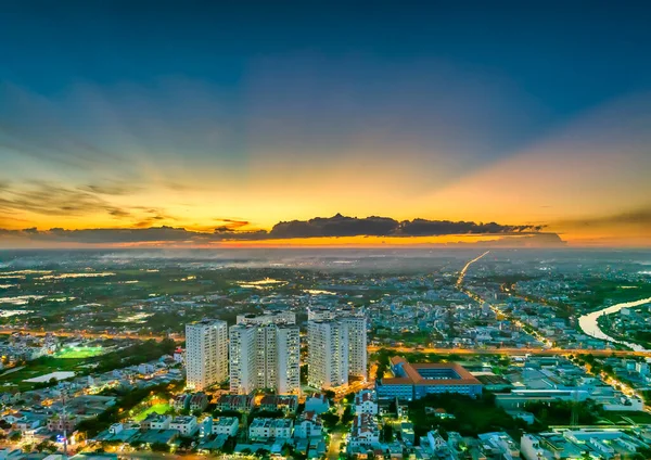 Güney Vietnam 'da günbatımında gökyüzü olan Saigon şehir manzarası. Kentsel kalkınma dokusu, ulaşım altyapısı ve yeşil parklar