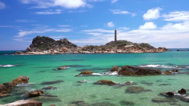 克加灯塔坐落在海岸附近的一个岛上 是法国时期建造的一座古老灯塔 用来指导越南中部水域的水 — 图库视频影像