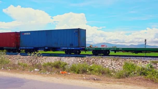 Trein Rijdt Oude Spoorlijn Vietnam Passeert Het Platteland Phan Rang — Stockvideo