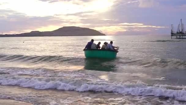 ベトナム ムイニー2022年2月19日 フィッシャーメンズはバスケットボートに乗り 夜明けに海に出かけ 大きな船から海岸まで魚を運び ムイニー漁村で海産物取引を行った — ストック動画