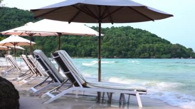 Vietnam 'daki Phu Quoc adasındaki tropikal plajda güneşli yataklar. Kumsalın gülümsemesi