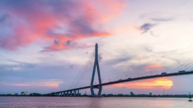 Can Tho Köprüsü, Can Tho Şehri, Vietnam 'ın günbatımının zamanlaması. Vinh Long ve Can Tho eyaletlerini Mekong Deltasında ticaret ve ticaret için birbirine bağlayan kablo destekli köprü.