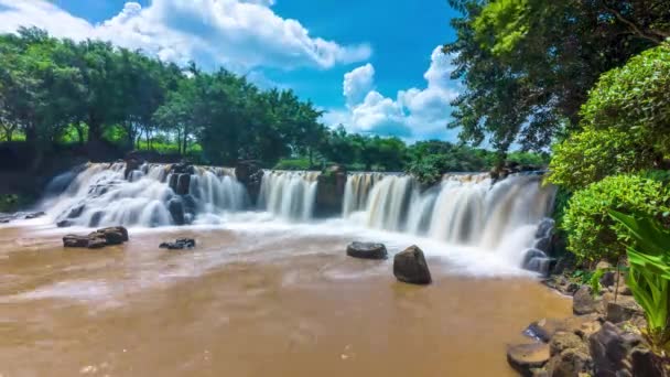 晴れた夏の日に絹のように滑らかに流れる水とエコツーリズムの美しい滝のタイムラプス — ストック動画