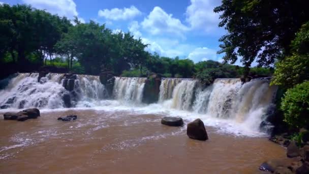 Schöner Wasserfall Ökotourismus Mit Seidenweichem Wasser Einem Sonnigen Sommertag — Stockvideo