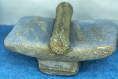 Eski 19. yüzyıl taş öğütücüleri Binh Duong, Vietnam 'da bir müzede sergileniyor.