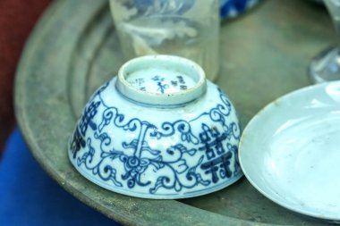 19. yüzyıldan kalma eski seramiklerden yapılmış ev aletleri Binh Duong, Vietnam 'da bir müzede sergileniyor.