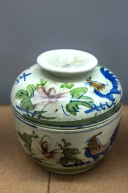 19. yüzyıldan kalma eski seramiklerden yapılmış ev aletleri Binh Duong, Vietnam 'da bir müzede sergileniyor.