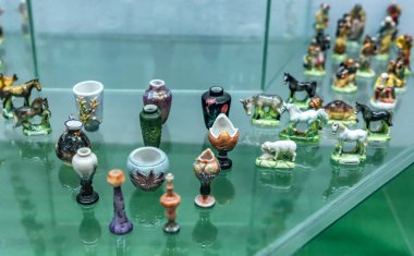 19. yüzyıldan kalma eski seramiklerden yapılmış ev aletleri Binh Duong, Vietnam 'da bir müzede sergileniyor.