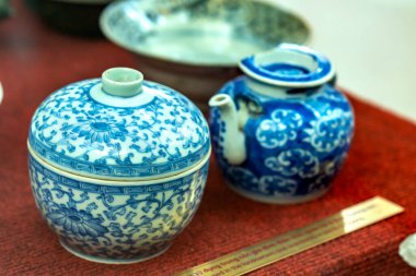 19. yüzyıldan kalma eski seramiklerden yapılmış ev aletleri Binh Duong, Vietnam 'da bir müzede sergileniyor.