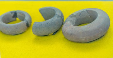 Eski 19. yüzyıldan kalma bilezikler Binh Duong, Vietnam 'daki bir müzede sergileniyor.