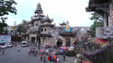 Da Lat, Vietnam - 16 Eylül 2022: Pagoda mimarisi milyonlarca parçadan oluşan sütunlar kompozit şekiller yaratıyor, güzel desenler Da Lat, Vietnam 'da Budistleri kendine çekiyor