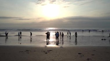 Vietnam 'ın Phan Thiet kentindeki Mui Ne Körfezi' nin doğal deniz manzarası. Turistleri banyo yapmaya ve hafta sonu yürüyüş yapmaya çeken bir yer.