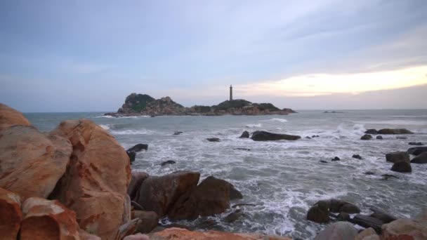 夕日の空に古代の灯台と小さな島の風景は美しく 平和です これはベトナムの島にある唯一の古代の灯台です — ストック動画