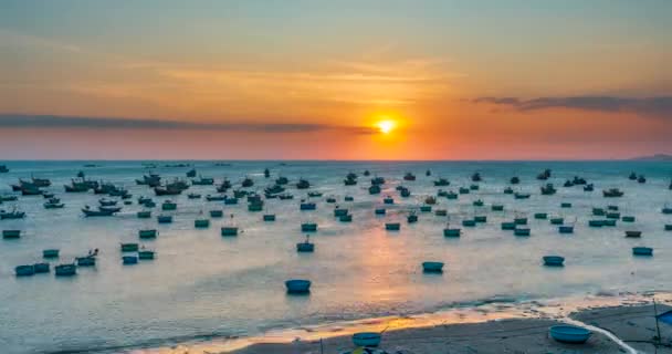 在夕阳西下的梅奈渔村 有数百只船停泊在那里躲避风暴 这是越南中部一个美丽的海湾 — 图库视频影像