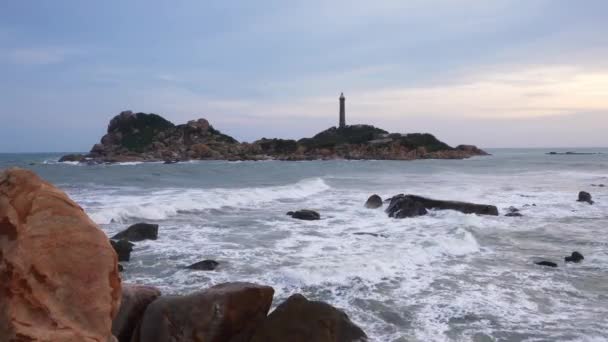 夕日の空に古代の灯台と小さな島の風景は美しく 平和です これはベトナムの島にある唯一の古代の灯台です — ストック動画