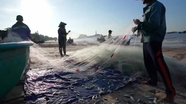 ベトナムのパン ティエ Phan Thiet 2022年12月10日 漁師は 沿岸漁村で生活する方法として捕獲した後 漁網をしています これは大変な作業ですが ベトナムのパン — ストック動画