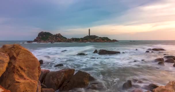 古代の灯台を持つ小さな島の風景のタイムラウンドは美しく平和です これはベトナムの島に位置する唯一の古代灯台です — ストック動画