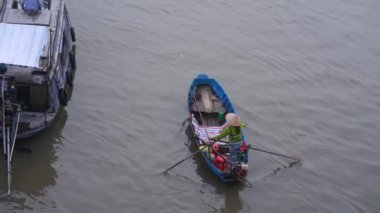 Can Tho, Vietnam - 12 Ocak 2023: Sabah Mekong nehri boyunca bir tekne dolusu tarım ürünü ticareti. Bu, Mekong Delta Vietnam 'daki bir iş ve kültür türüdür.