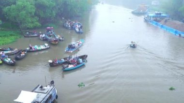 Can Tho, Vietnam - 12 Ocak 2023: Çiftçiler Phong Dien 'de kalabalık satın aldılar yüzer pazar sabah tarım ürünleri Can Tho, Vietnam' da geleneksel yeni yıla hizmet ediyor